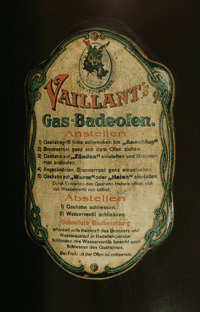 Geräteschilder mit Jugendstilmotiven und dem markanten "Hase im Ei" schmückten 1905 die Vaillant Gasbadeöfen.