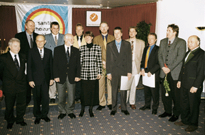 Die Meister nach der Aushändigung der Meisterbriefe. Vorne, v.l.n.r., Uwe Groht, stv. OM, Nikolaus Lang, Präsident der HwK Lübeck, Horst Falk, Vorsitzender Prüf.-Kommission und Dr. Beate Hoffmann, Umweltsenatorin. Foto: Falk Schütt