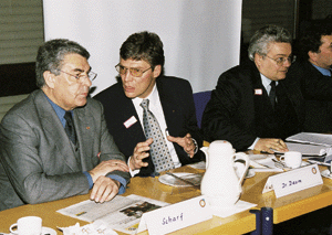 Das während der Tagung ein komplexes Thema zu diskutieren war, zeigte sich auch in der Verbandsspitze. LIM Werner Scharf im Gespräch mit Dr. Daum (v.l.).