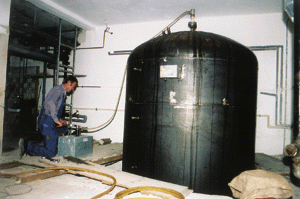 Bild 8: Dichtheitsprüfung am Pufferspeicher der Anlage im Alten- u. Pflegeheim "M.A. Nexö" (Foto Thomas Freitag).