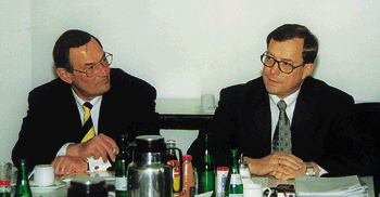 Klaus Hollweg und Heinz Wippich erklärten in Frankfurt bzgl. des Wachstums der GC-Gruppe: "Wir werden uns nicht übernehmen, aber auch keinen geeigneten Partner ,von der Bettkante stoßen. Maßgebend sind die Synergien, die durch einen Zukauf erzielt werden können."