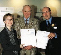 Simone Probst, Parlamentarische Staatssekretärin im Bundesumweltministerium, nach der Überreichung der Leitfäden "Integrierte Management Systeme" und "Energie Contracting". Heinz-Dieter Heidemann, Mitte, Präsident des ZVSHK und Michael von Bock und Polach, Hauptgeschäftsführer des ZVSHK.