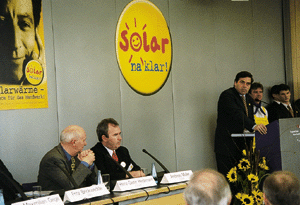 Der Start der Solarkampagne "Solar - na klar!" fand überaus großes Medieninteresse. Im Bild (v.l.n.r.) Heinz-Dieter Heidemann und Andreas Müller, beide ZVSHK sowie Siegmar Mosdorf, Parlamentarischer Staatssekretär im Bundes- wirtschaftsministerium.