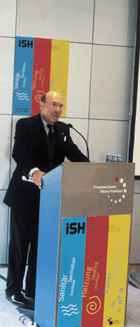 Die Rahmenbedingungen für das SHK-Handwerk vor der ISH 99 beschrieb ZVSHK-Hauptgeschäftsführer Michael von Bock und Polach vor der Fach- und Wirtschaftspresse.