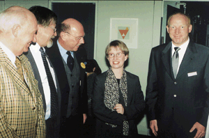Nach der Überreichung der Leitfäden "Wärmelieferung" und "Integrierte Managementsysteme" begleiteten ZVSHK-Präsident Heinz-Dieter Heidemann und Hauptgeschäftsführer Michael von Bock und Polach Staatssekretärin Simone Probst beim Messerundgang.