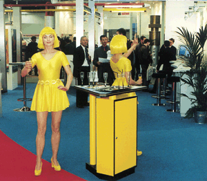 Aufsehen erregten die beiden "Solar-Girls" am Stand des Zentralverbandes, die Erfrischungen und Plaketten "Solar - na klar!" verteilten.