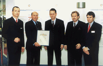 Rechtzeitig zur ISH konnte Axel Fellhauer, Geschäftsführer der Stefan Nau GmbH & Co., das Zertifikat aus der Hand von Michael von Bock und Polach entgegennehmen.