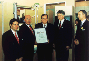 ZVSHK-Hauptgeschäftsführer Michael von Bock und Polach bei der Übergabe des Zertifikates an die sanipa-Geschäftsführer Helmut Kerth und Jürgen Fitzner. Mit im Bild auch Markus Strottmann und Oliver Lütke von der SHK-ZERT.