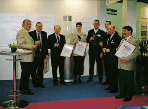 Premiere auf der ISH 99: Erstmals konnte vier SHK-spezifischen Computerprogrammen das SHK-ZERT-Zertifikat verliehen werden: Der Software "Windows Dendrit DIN 1988 und Windows Dendrit Wärmebedarf" des Unternehmens Dendrit, das Programm "k-Wert und Wärmebedarf" von MW Software Markert Welfens & Partner sowie die Programme "k-Wertberechnung DIN 4108 und Wärmebedarfsberechnung DIN 4701" der Firma Solar-Computer.