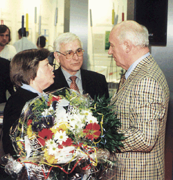 Mit einem Blumenstrauß bedankte sich ZVSHK-Präsident Heinz-Dieter Heidemann auch bei Frau Weinhold.