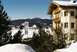 Traditioneller Treffpunkt: Tegernsee, Hotel Bayern und die Reste eines überaus schneereichen Winters.
