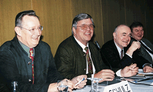 Daß die Unternehmer auch weiterhin mit einer positiven Grundeinstellung in die Zukunft schauen können, machte die Verbandsspitze deutlich, im Bild (v.l.n.r.) Erich Schulz, Werner Obermeier, Helmut Mahr und Karl-Heinz Hopf.
