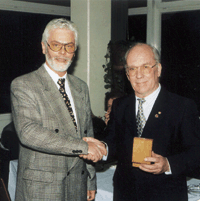 Obermeister Manfred Blume, links, überreicht Ehrenobermeister Gerhard Liedtke ein Präsent.
