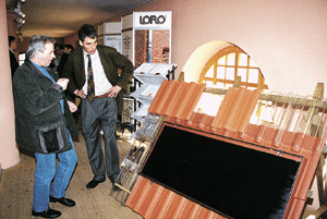 Auch das Thema Solartechnik wurde auf dem Klempnertag behandelt. Das Bild zeigt einen in die Dachhaut integrierten Solarkollektor.