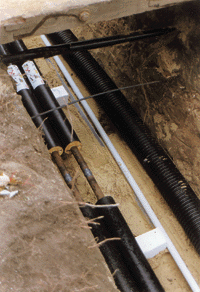 Kunststoff-Verbundrohre erlauben, im Gegensatz zu Rohrleitungen aus Stahl- oder Kupferrohr, stoßstellenfreie Trassen in einem Stück, je nach Dimension, von bis zu 150 m.