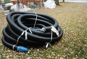 Duo-Rohr mit gewelltem Mantelrohr von der Rolle. Die Rohre können exakt in der erforderlichen Länge bestellt werden. Materialreste entfallen so weitgehend.