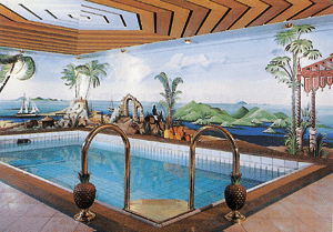 Illusionsmalerei als attraktive Schwimmhallen-Raumgestaltung zur optischen Veredelung. Quelle: Art Interiors, Helmut und Helga Dieken.