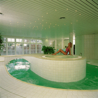 Traumhaft schönes Kellerschwimmbad mit Tiefterrasse sowie integrierter Whirl-Pool- und Liegeempore, Wasserfallgrotte, Strömungskanal, Luftbodensprudler sowie diverse Gegenstrom- und Massagedüsen.