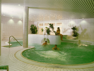 Traumhaft schönes Kellerschwimmbad mit Tiefterrasse sowie integrierter Whirl-Pool- und Liegeempore, Wasserfallgrotte, Strömungskanal, Luftbodensprudler sowie diverse Gegenstrom- und Massagedüsen.