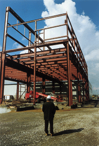 Ab der Fundamentierung bis zum Produktionsbeginn blieben der RhenAL GmbH, einer neu gegründeten Tochter des Aluminium-Stangenpresswerkes Hiller+Maldaner, acht Monate. Die Vorbereitung der Facility Studie machte den Bauverlauf, die Koordination der Baubeteiligten und Termine der Bauabschnittsübergaben transparenter, so daß der Zeitplan wie auch das Budget im gesteckten Rahmen gehalten werden konnten.