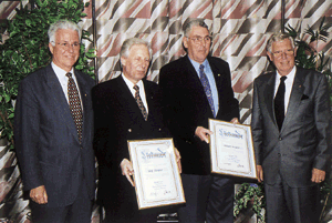 Verbandsnadel in Gold für LIM Albert Vogler (2.v.r.) und stv. LIM Rolf Richter (2.v.l.).