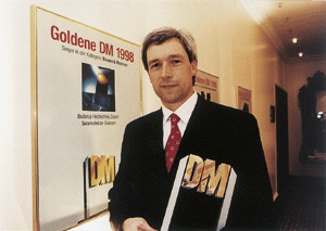 Ulrich Staudinger, Geschäftsführer Vertrieb der Buderus Heiztechnik GmbH, mit der "Goldenen DM".