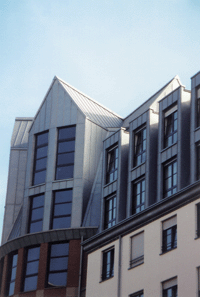 Das Thema Erkerbekleidung, als Bestandteil einer anspruchsvollen Metallbedachung interpretiert, erlaubt zahlreiche Variationen, wie hier in Winkelstehfalztechnik.