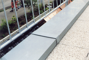 Randeinfassung einer Terrasse, ausgeführt mit Flachschiebenaht, als exakter Bauteilabschluß in Metall.