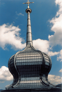 Altbauerneuerung erfordert in vielen Situationen Klempnerarbeiten, wie bei diesem Zwiebelturm, der nach altem Muster - aber mit heutiger Technik - komplett erneuert wurde.