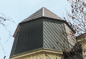 Erkerdachspitze auf oktogonaler Basis, in Rautendeckung erneuert.
