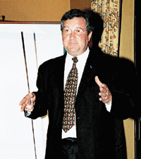 Dr. Pankow fand interessierte Zuhörer während seines Vortrags, insbesondere als er über Vertriebsanteile bei der Armaturenbeschaffung sprach. Der Vertriebsanteil über die Installateure habe in Westdeutschland 1985 bei 41% gelegen. Dieser Wert liege, nach leichten Rückgängen bis 1995, heute wieder bei rd. 39%. Die Baumärkte hätten lediglich ihren Anteil auf Kosten anderer Marktanbieter auf etwa 34% halten können.