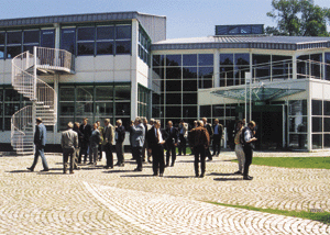 Landesfachgruppen- tagung: Sonnige Pause am transparent und pavillonartig gestalteten Informationszentrum der Gelsenwasser in Haltern.