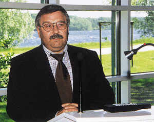 Hans-Willi Payk hatte in das Informationszentrum eingeladen. Er erläuterte außerdem während eines Rundgangs die Technikkomponenten, die in dem größten Wasserwerk Europas Anwendung findet. Mit einem jährlichen Wasserbedarf von etwa 290 Mio. m3 werden 46 Kommunen mit insgesamt 3 Mio. Einwohnern versorgt.