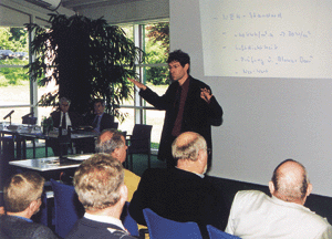 Hans-Peter Sproten erläuterte die Anlagentechnik im Niedrigenergiehaus und sprach von der Absenkung des Energieverbrauchs- niveaus auf ca. 30 W/m2.