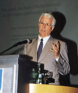 Hugo Schütt setzte sich mit starken Argumenten für das Duale Ausbildungssystem und gegen die monostrukturelle Ausbildung ein.