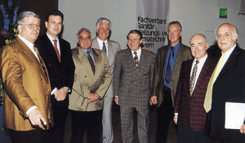 Schon während der Tagung wurde das Thema kontrovers diskutiert, jedoch suchte man den Schulterschluß in der Sache. (v.l.n.r.) LIM Werner Obermeier, Dr. Wolfgang Schwarz, LIM Erwin Weller, HGF Hugo Schütt, OM Werner Hößle, Clemens Buchberger, HGF Helmut Mahr und als Gast HGF Dr. Hans-Georg Geißdörfer, Fachverband SHK NRW.