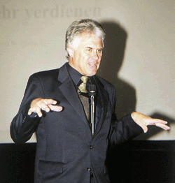 "Der Handwerker wird sich auf eine Klientel einstellen müssen, die aggressiv mehr Leistung zum kleineren Preis fordert," so Dr. Dornach in seinem Vortrag.