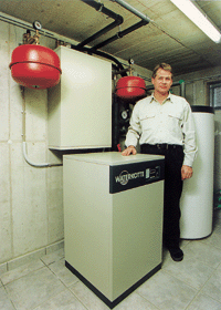 Kompakt und geräuscharm Das quaderförmige Wärmepumpenaggregat bei Familie Schukeitis wird zur Raumheizung und zur Warmwasserbereitung eingesetzt. Der 300 l-Warmwasserspeicher versorgt gleich mehrere Zapfstellen.