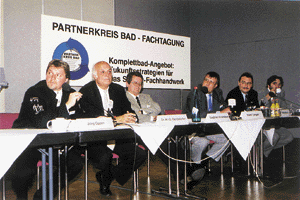 In der abschließenden Diskussionsrunde stellten sich die Referenten noch einmal den Fragen der Teilnehmer. (v.l.n.r.) Jörg Opper (Fa. Opper, Baunatal), Dr. Hans-Georg Geißdörfer (Hauptgeschäftsführer Fachverband SHK NRW), Siegfried Kirschbaum (Geschäftsführer der Hand-in-Handwerker-Zentrale, Reutlingen), Horst Langen (Fa. Fabri, Trier), Erich Bechthold (Duscholux, Schriesheim) und Ulrich Bergmann (Fa. Bergmann Bad & Design, Mosbach).