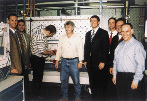 Teilnehmer bei der Laborbesichtigung (v.l.): Dipl.-Ing. Klaus Vogt, FV SHK Bayern, Schulleiter OStD Rudolf Stosch, Schüler Werner Hartmann, Fachlehrer Otmar Walter, Dipl.-Ing. Jörg Schütz, FV SHK Bayern, Thomas Oberlander, Fa. ZEBA, Std. Manfred Kerl, Obermeister Hans Schwender, Innung Kulmbach.