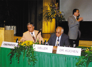 Zwei Vertreter der beiden austragenden Verbände: Werner Obermeier aus Bayern (links), Erwin Weller aus Baden-Württemberg (Mitte). Dr. Christian Küchen vom IWO als Referent.