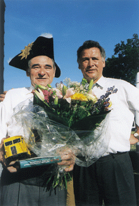 1. Solarkönig des Landes Brandenburg Wolfgang Schiemann (l.) mit Umweltminister Dr. Eberhard Henne (r.).