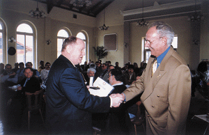 Die Goldene Ehrennadel des Fachverbandes wurde von Landesinnungsmeister Wilfried Frohberg an Hans Michaelis verliehen (v.l.n.r.).