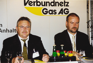 In seinen "Perspektiven der verbandspolitischen Arbeit" rügte Geschäftsführer Dr. Hans-Michael Dimanski (re.) das Vordringen der örtlichen Handwerkskammern in die Aufgabenbereiche seines Verbandes. Die Kammern seien keine Vertreter der Unternehmerschaft. Landesinnungsmeister Dr. Joachim Eulenstein (li.) begrüßte die Teilnehmer zur gemeinsamen Erdgastagung in Magdeburg.