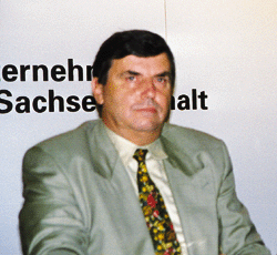 Wehrte sich gegen die aus dem Publikum vorgetragene Kritik gegen das Vordringen der Versorger in handwerkliche Tätigkeitsbereiche. Die Verbundnetz Gas AG werde dem Handwerk beim Endkunden keine Konkurrenz machen, so Manfred Scheibe, VNG, Leipzig.