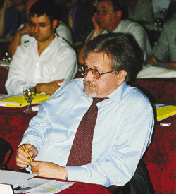 Aufmerksamer Zuhörer als auch Referent: Prof. Dr.-Ing. Helmut Burger, Viessmann-Werke, Allendorf, zum Thema "Solarsysteme und Gas-Brennwerttechnik".