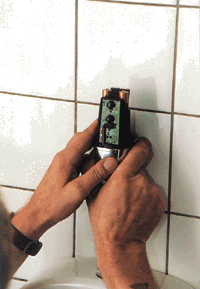 Innerhalb von nur zehn Minuten ist der mit vier handelsüblichen 1,5 V-Batterien ausgestattete "Sanicontrol" Elektronik-Spüler montiert.