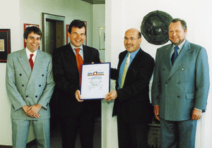 Die Überreichung der SHK-ZERT-Urkunde an WERIT-Geschäftsführer Jörg Schneider durch Michael von Bock und Polach bildete den Abschluß des Zertifizierungsverfahrens. Mit im Bild Heinz-Jürgen Mahl (rechts) und Oliver Lüdtke vom ZVSHK.