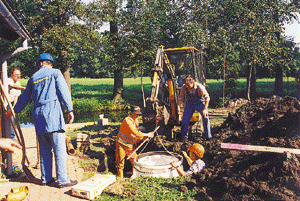 Einbau eines Abwasserschachtes im Spreewald.