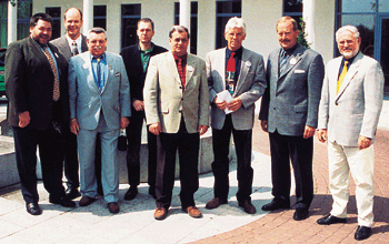 Der neue Fachausschuß Installateur und Heizungsbauer, begleitet von den ehemaligen Landesfachgruppenleitern Helmut Vesterling und Friedrich Hahn, von links: Friedrich Hahn, Andreas Jennert, Helmut Vesterling, Gerhard Lange, Benno Gorgs, Jacob Jürrens, Gerd Brandebusemeyer und Karl-Heinz Schmiedt.